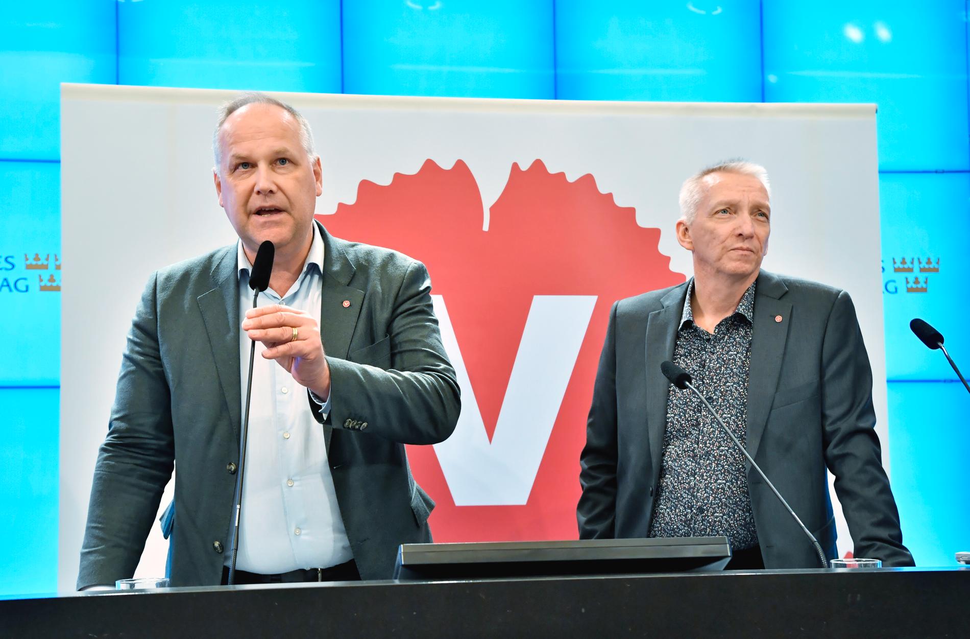 Vänsterpartiets ledare Jonas Sjöstedt och partiets energipolitiske talesperson Birger Lahti (V) erbjuder sig att bli stödben för regeringens energiöverenskommelse.
