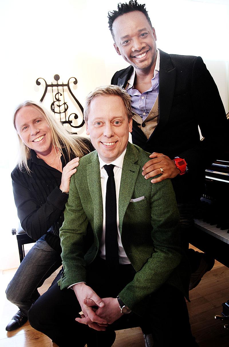 Programledaren Peter Settman (mitten) med förra pianisterna Stefan Gunnarsson och Putte Nelsson .