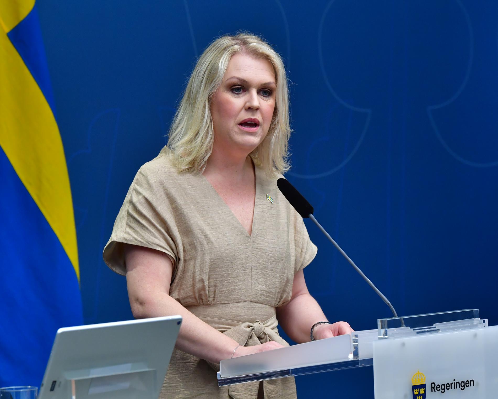 Socialminister Lena Hallengren (S) säger att regionerna måste öka takten i testningen för covid-19.