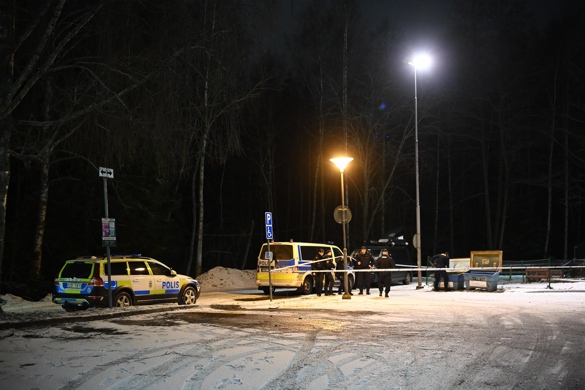 Polis på plats i Skogås.