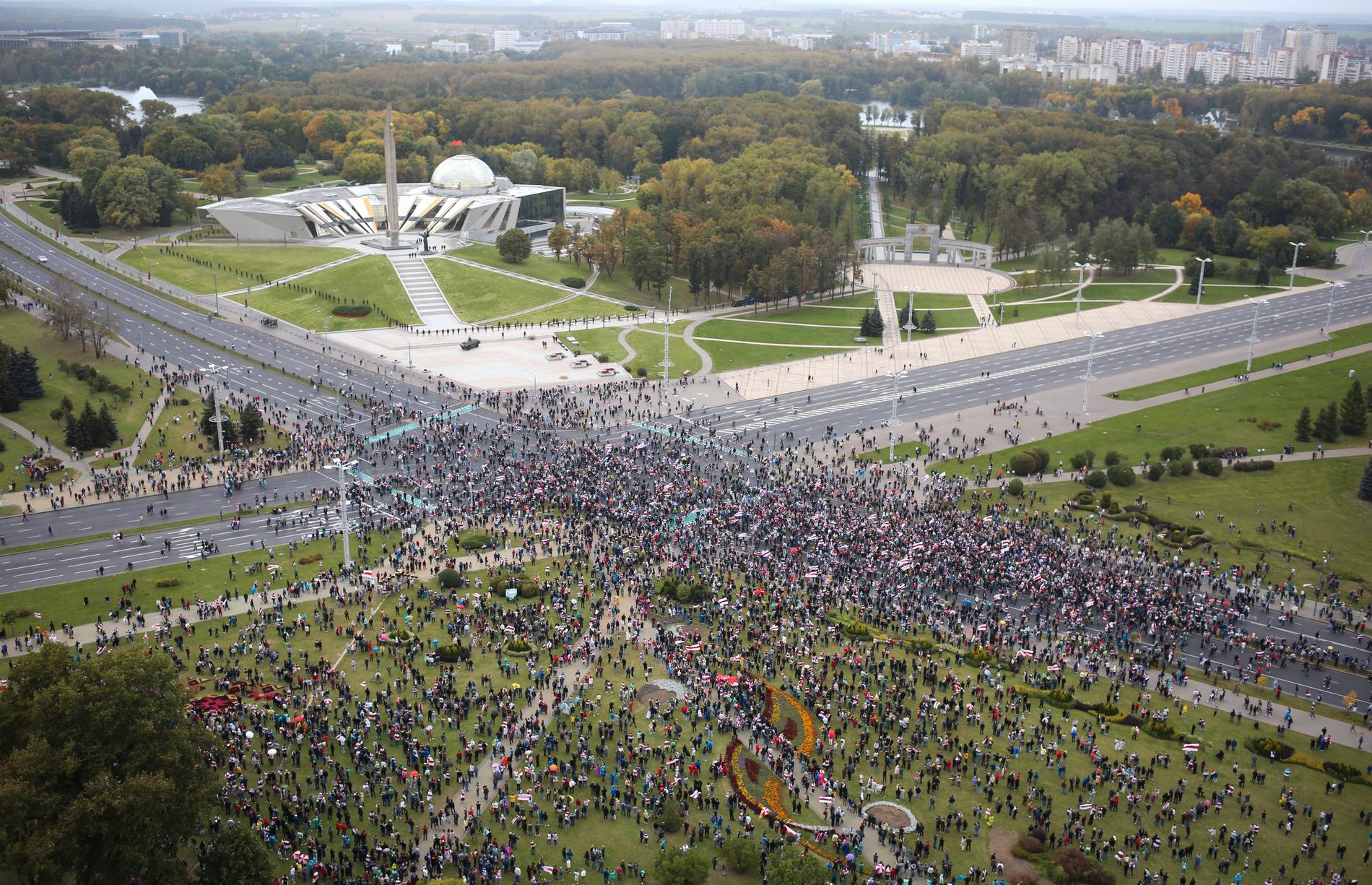 Tiotusentals människor demonstrerar under söndagen mot Aleksandr Lukasjenko och hans regering. Protesterna har pågått varje helg sedan det kritiserade valet den 9 augusti.