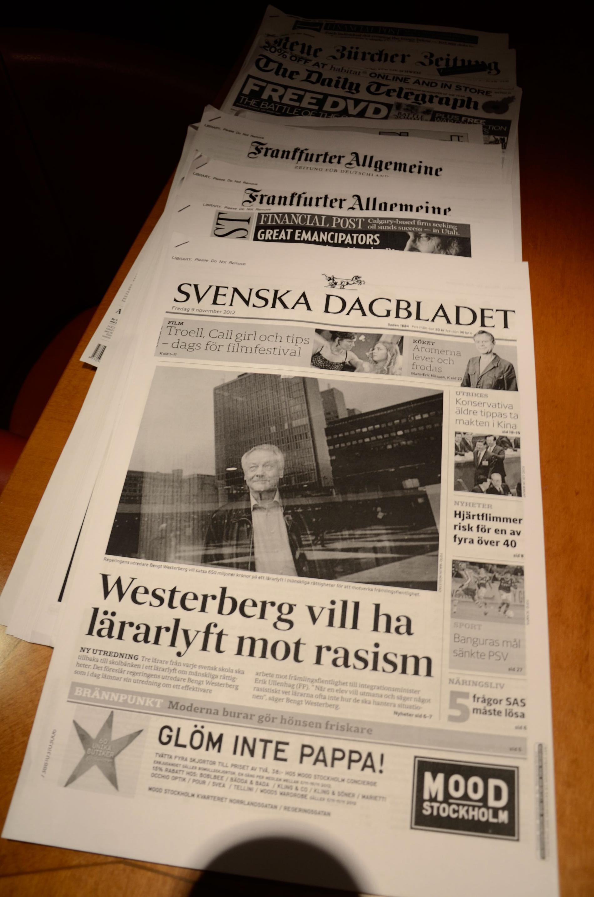 I biblioteket hittar du också färska tidningar som trycks ombord – till exempel Svenska Dagbladet.
