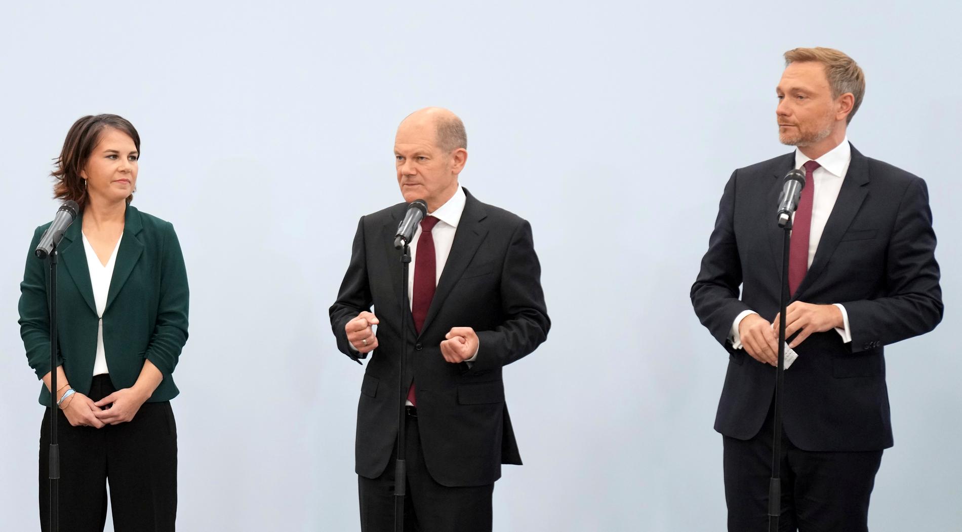 De grönas språkrör Annalena Baerbock (till vänster), Socialdemokraternas kanslerkandidat Olaf Scholz (mitten) och liberala FDP:s ledare Christian Lindner (till höger) i samband med att de tidigare denna månad höll överläggningar i Berlin. Arkivbild.