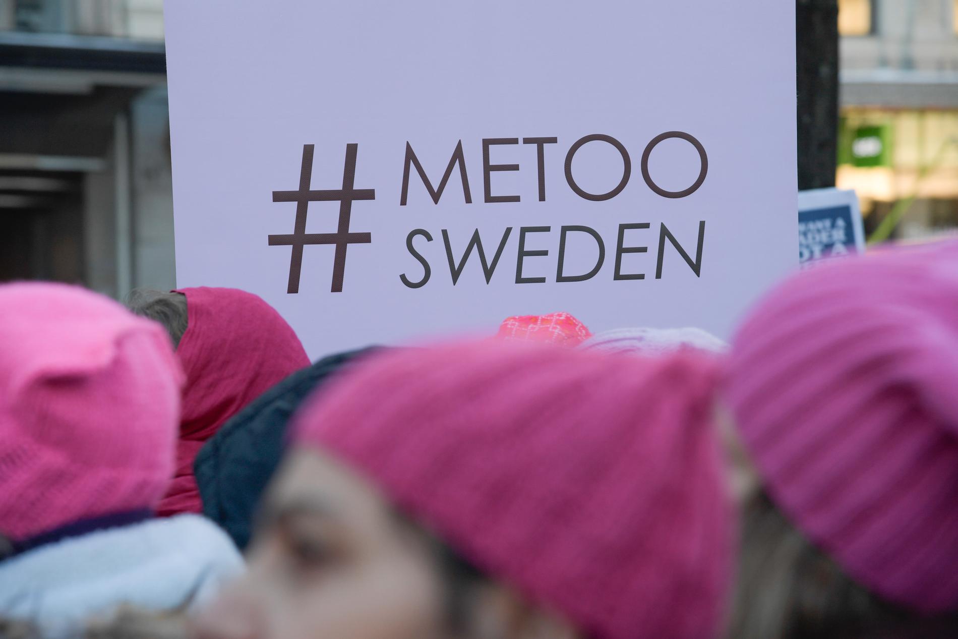 Women's March Stockholm och Me Too Sweden under en manifestation på årsdagen av Womens March-manifestationen som blev den största folkdemonstrationen i USA:s historia. Arkivbild.