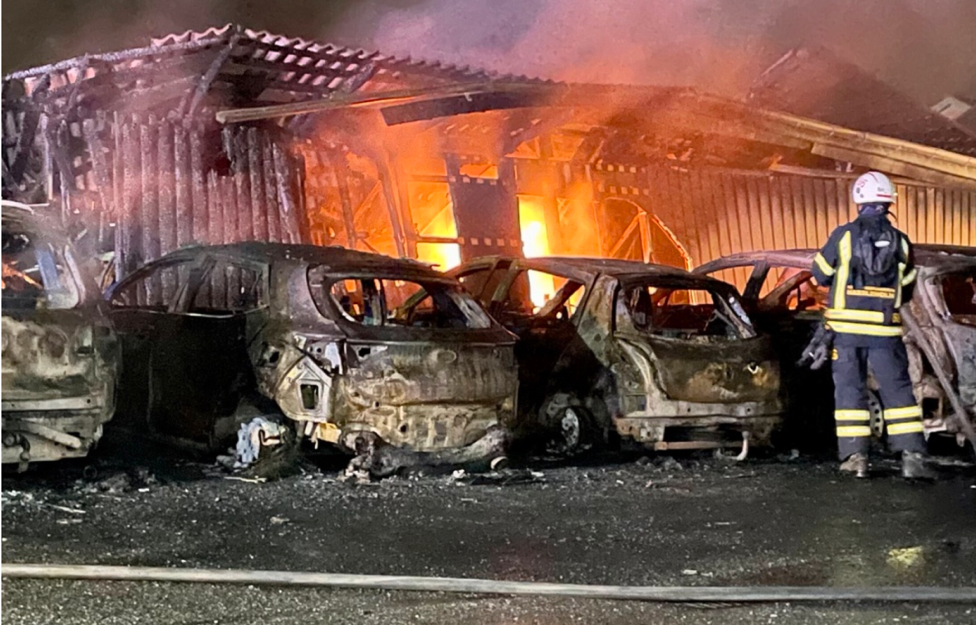 Flera bilar brinner i Hässleholm. 