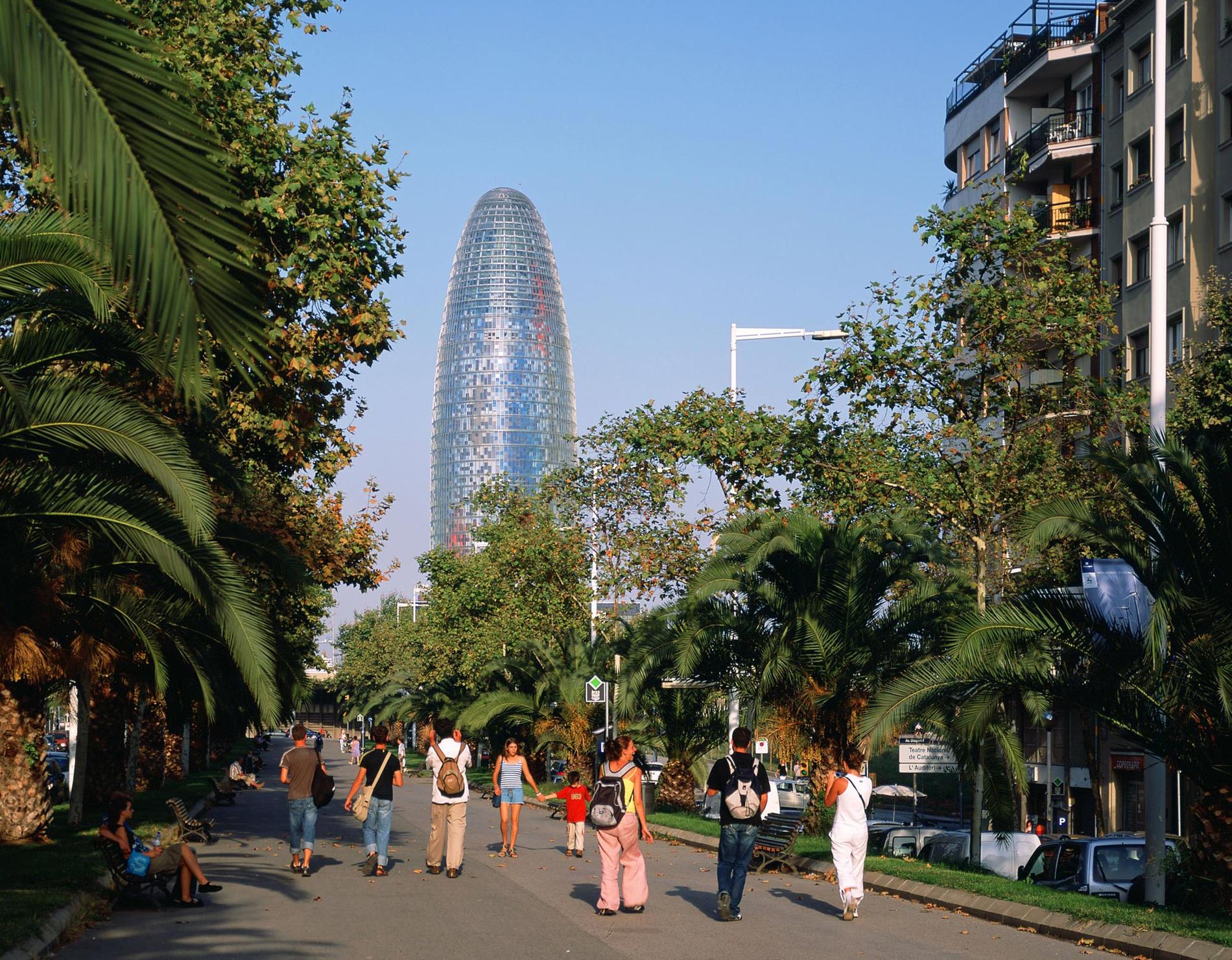 17. TORRE AGBAR, BARCELONA Som en pistolkula skjuter Torre Agbar upp ur marken i centrala Barcelona och når över 140 meter. Fasaden är klädd i aluminium och glas i 40 olika färger. 4500 lampor i gult, blått, rött, och rosa lyser upp byggnaden kvällstid. Höjd: 142 meter. Klar: 2004. Byggkostnad: 910 miljoner kronor. Kolla in vad det kostar att resa till Barcelona med flyg + hotell.
