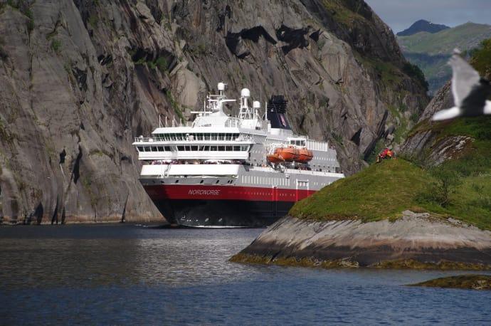 Hurtigruten satsar 7 miljarder norska på miljövänliga drivmedel. Bland annat ska fartygen drivas på död fisk.