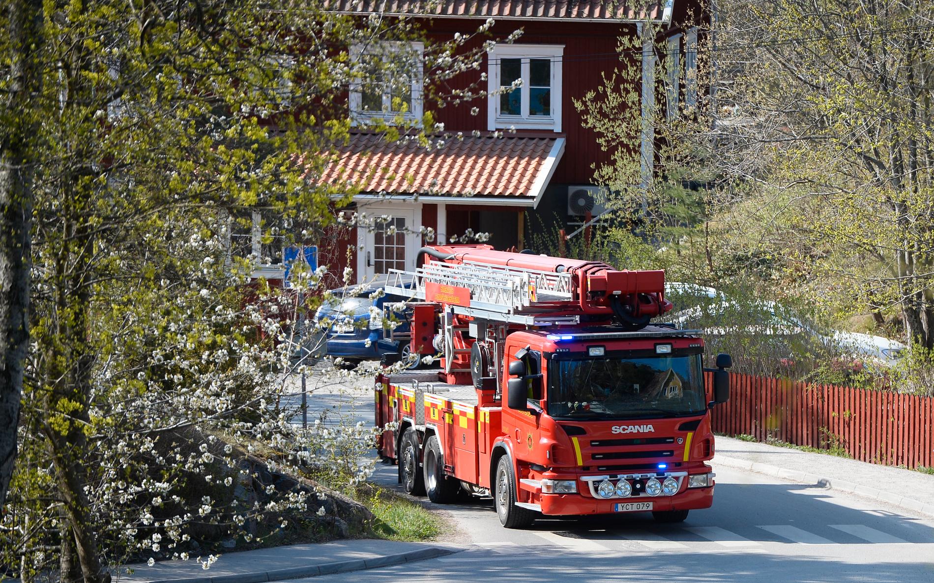 Under söndagsmorgonen brann det i ett flerfamiljshus i Kummelnäs i Nacka.Inledningsvis fanns det risk för spridning till intilliggande byggnader. 