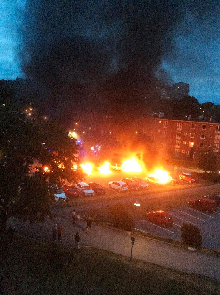 Brinnande bilar i närheten av Frölunda torg.