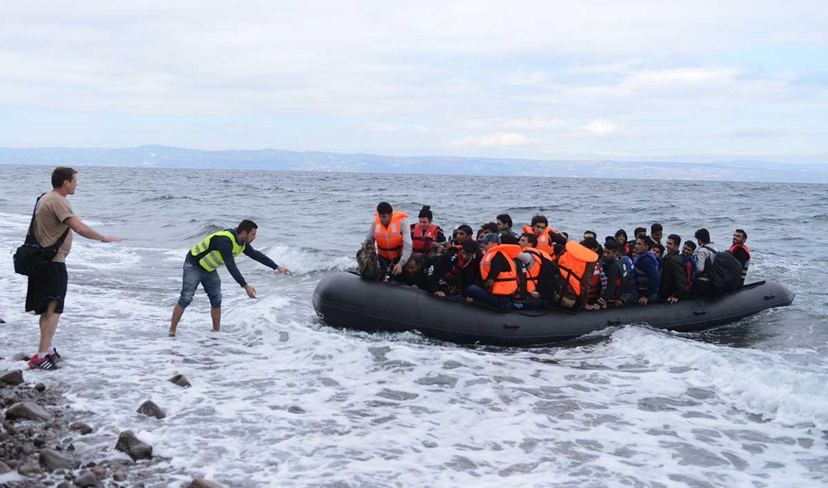 Volontärer tar emot flyktingar på den grekiska ön Lesbos.