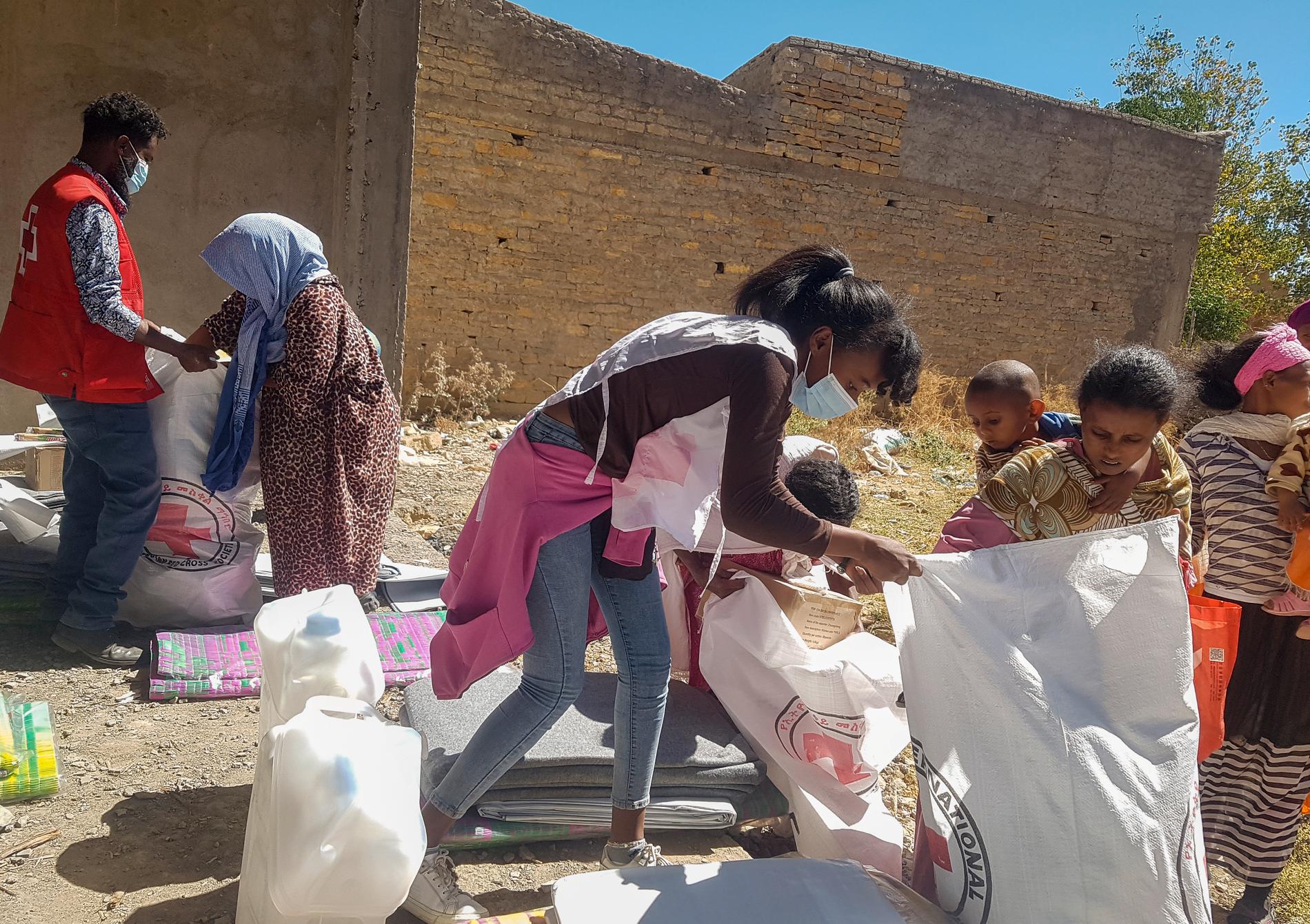 Etiopiska Röda Korset hjälper utsatta i Tigray, bild från december.