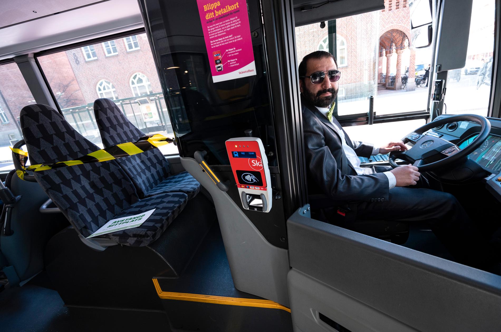 Avstängd sittplats bakom föraren på en av Skånetrafikens stadsbussar i Malmö under coronapandemin. Nu har Arbetsmiljöverket fattat beslut om att kollektivtrafikbolaget inte får tillåta på- och avstigning i den främre delen av bussen. Arkivbild.