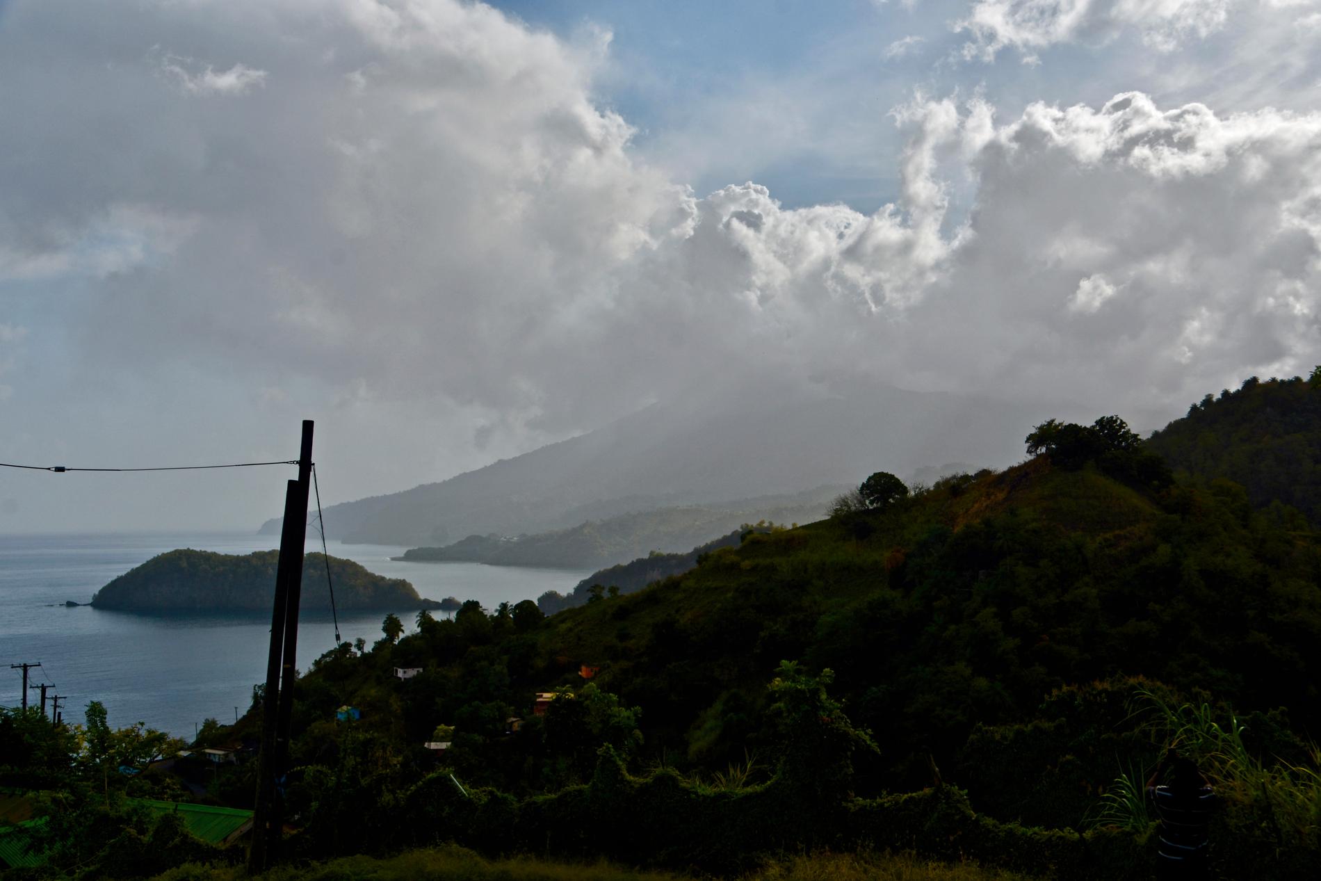 Vulkanen på Saint Vincent fortsätter att mullra dagen efter utbrottet.