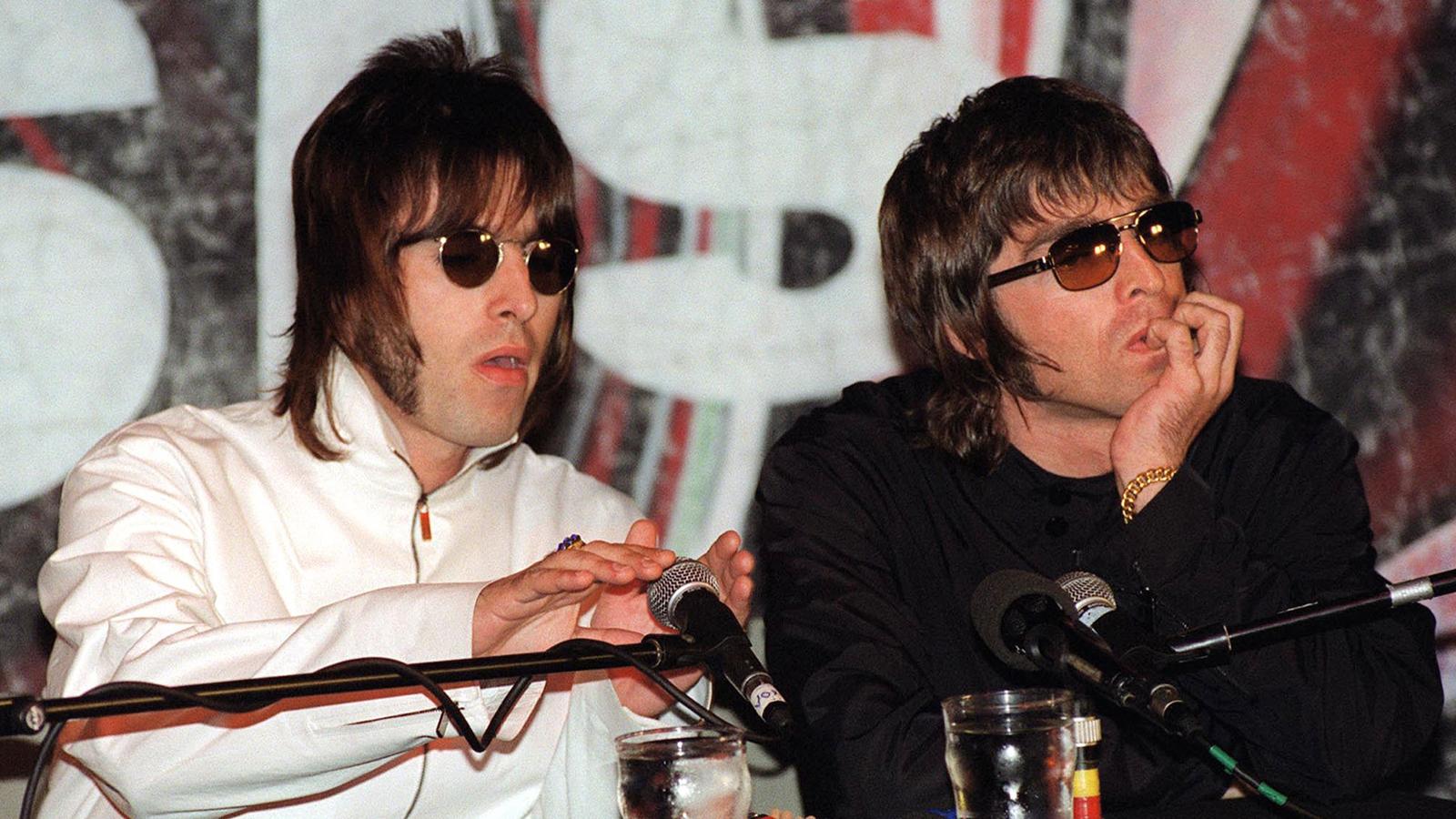 Liam och Noel Gallagher i Oasis 1999.