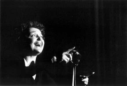 Edith Piaf på scenen 1959. Det var året då hon gjorde världssuccé med ”Milord”, skriven av älskaren Georges Moustaki med musik av Marguerite Monnot.