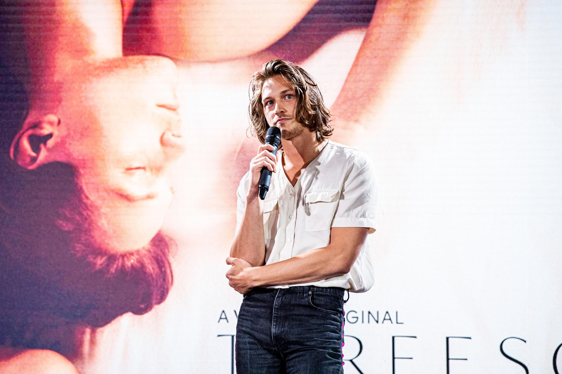 Simon Lööf på Nents höstpresentation, framför en enorm bild av sig själv när ”Threesome” presenterades