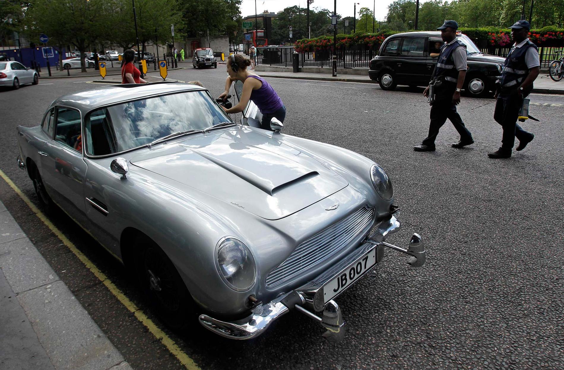 James Bonds klassiker Aston Martin DB5. Gjorde debut 1964 i ”Goldfinger” med Sean Connery. Bilen på bilden såldes på auktion 2010 för svindlande 38 miljoner kronor.