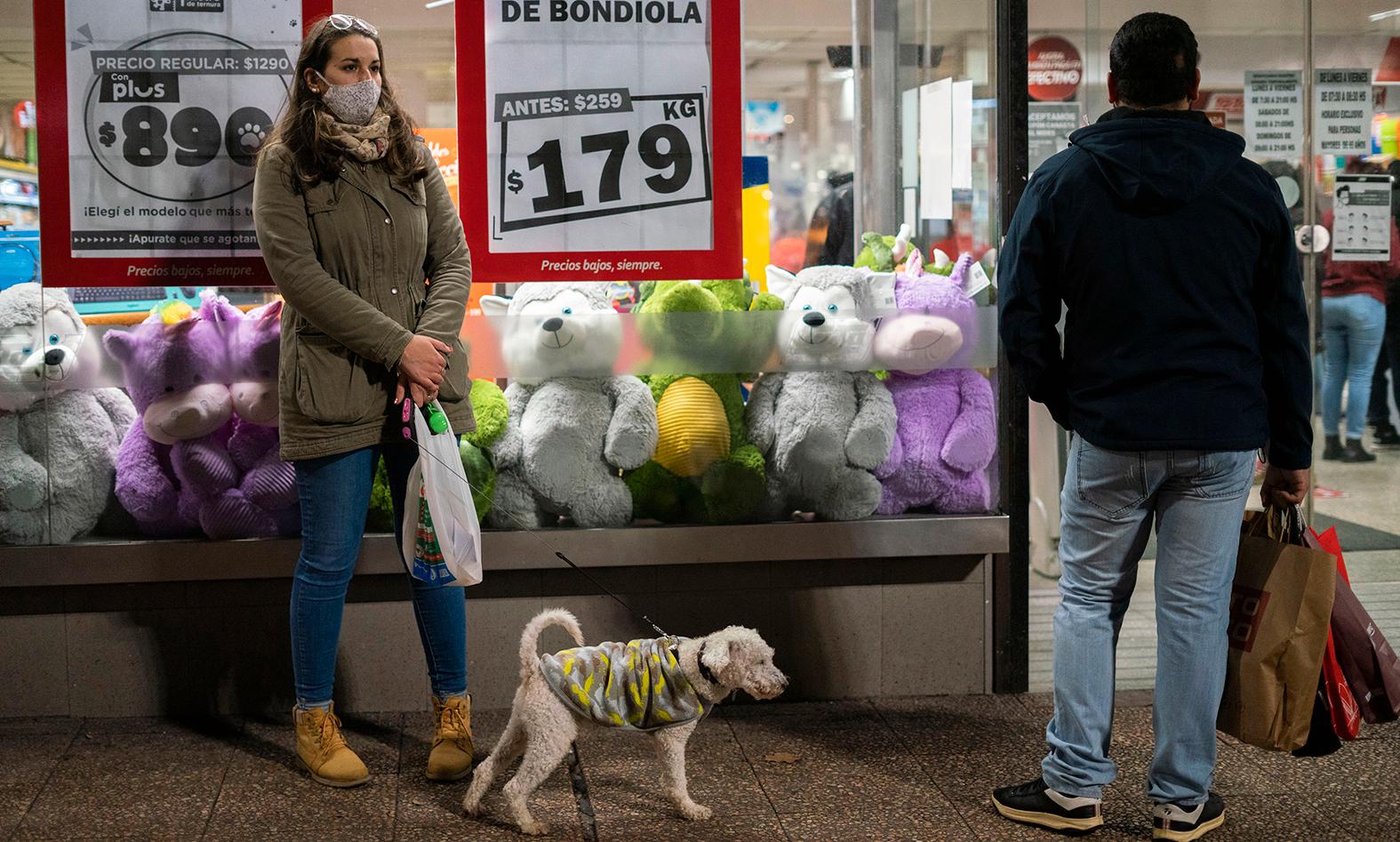 I Uruguays huvudstad Montevideo respekterar invånarna reglerna för att undvika att smittas.
