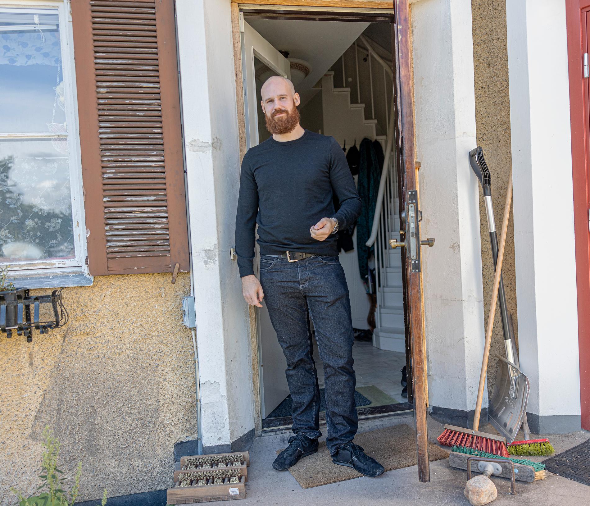 Adam Bodérus, utanför bostaden i Upplands Väsby.