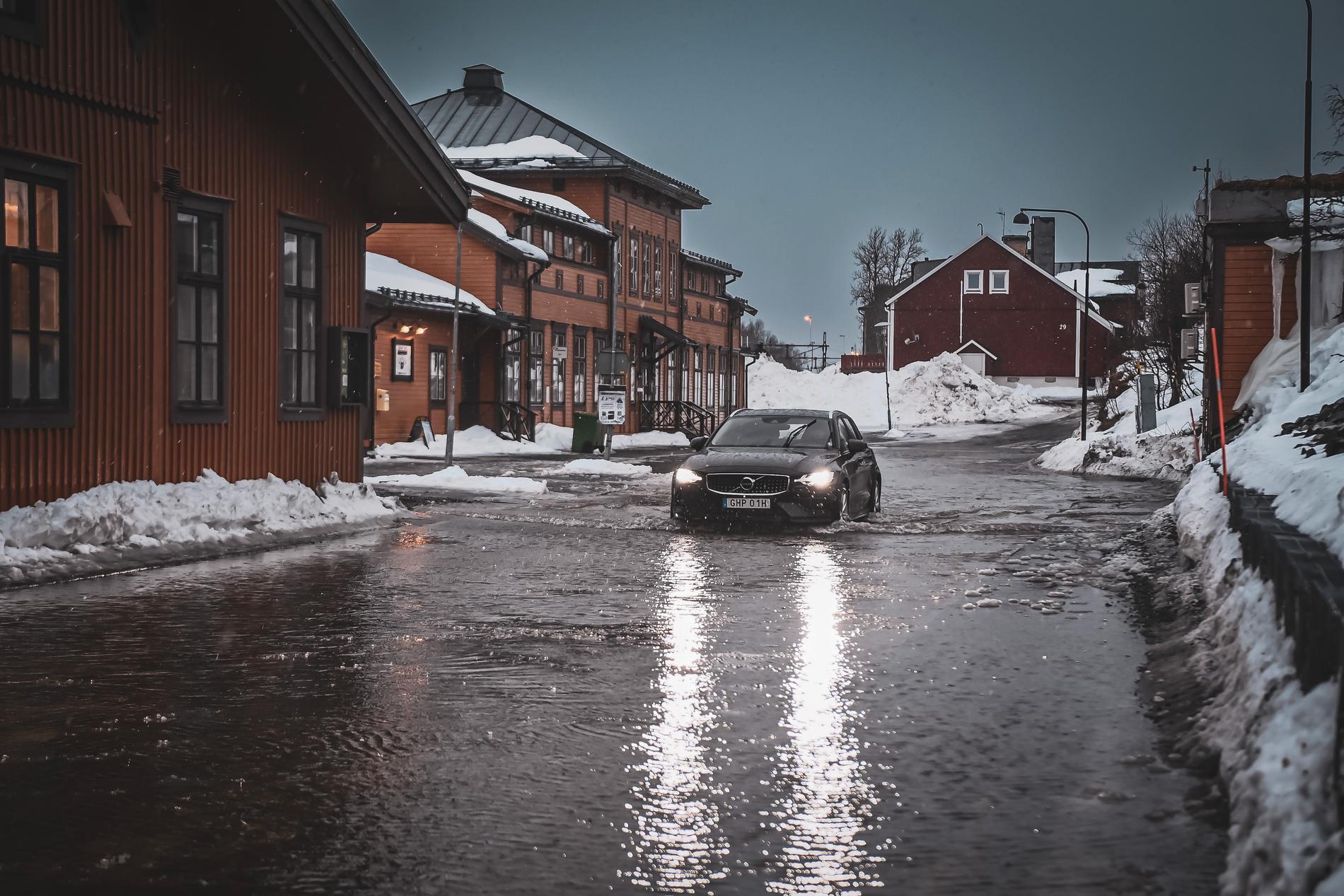 I Åre har flera vägar översvämmats efter de kraftiga nederbördsmängder som fallit under torsdagen. 