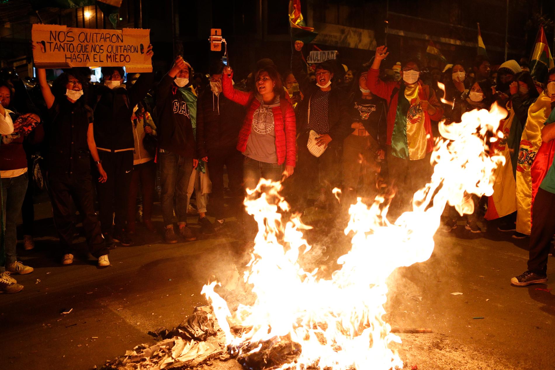 Regeringskritiska demonstranter tänder en eld i huvudstaden La Paz.