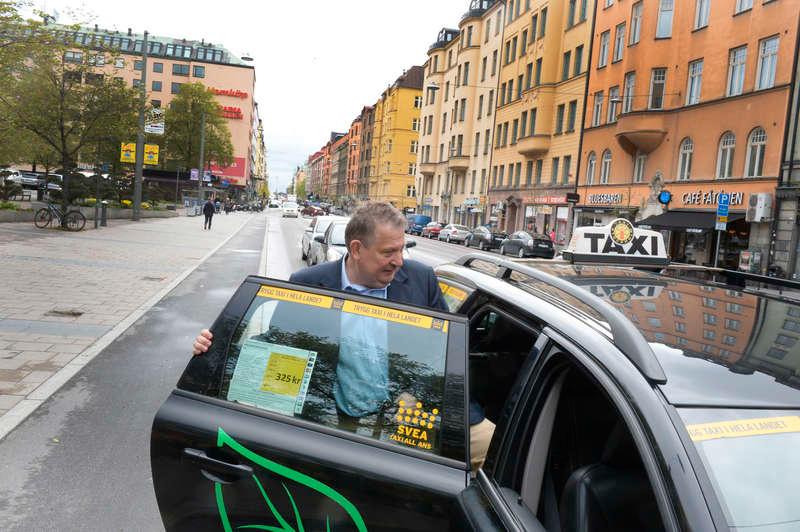 I ett pressmeddelande uppger Stockholms läns landsting att Lindström sagt upp sig från sin tjänst som chef för trafikförvaltningen, och vd för SL och Waxholmsbolaget.