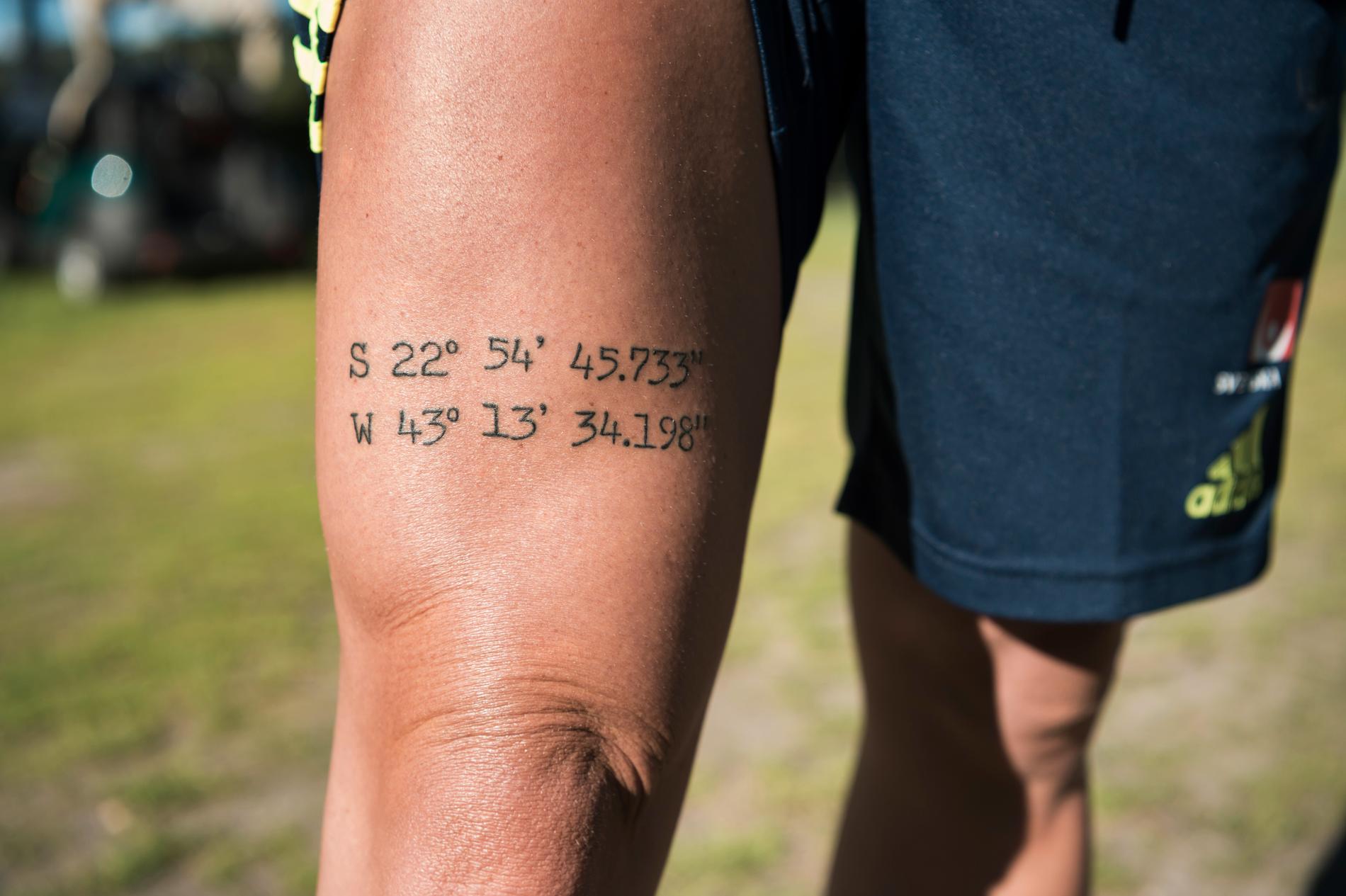 Caroline Seger visar upp sin tatuering där koordinaterna för Maracana finns på hennes högra lår.