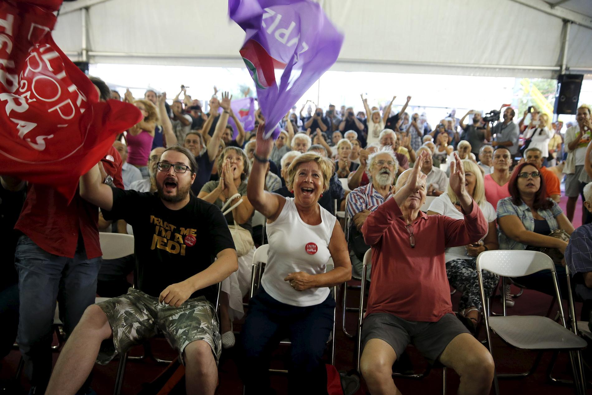 Supportrar till Syriza firar efter första prognosen.