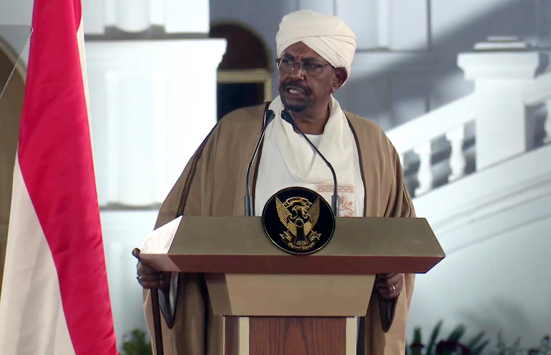 Sudans president Omar al-Bashir i sitt tv-sända tal på fredagen.