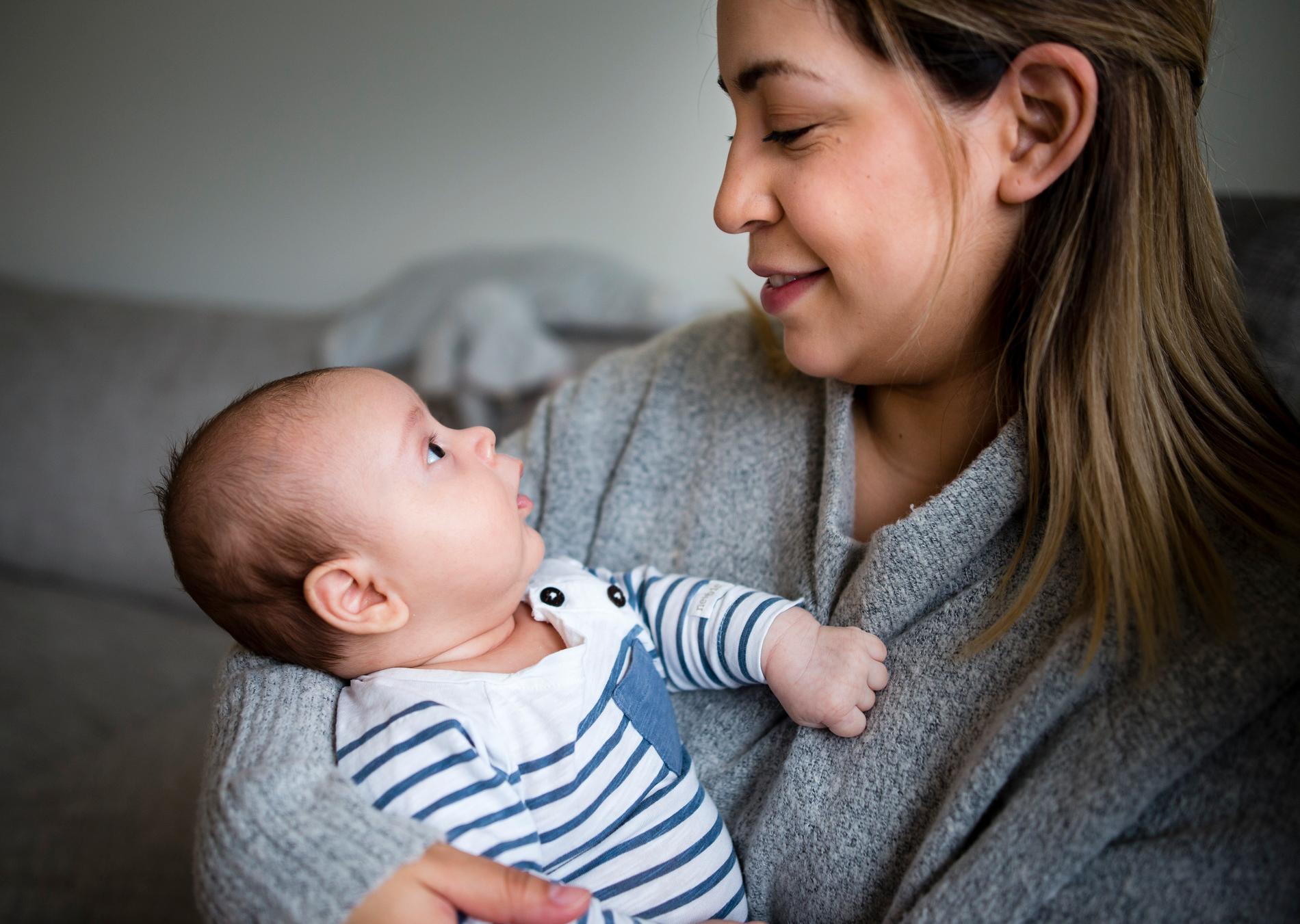 Alejandrina Sandin Alguero, 30, skickades hem  med sonen Noah, här sju veckor gammal, bara sex timmar efter förlossningen på Östra Sjukhuset i Göteborg. ”Det kändes som de bara ville bli av med mig”, säger hon.