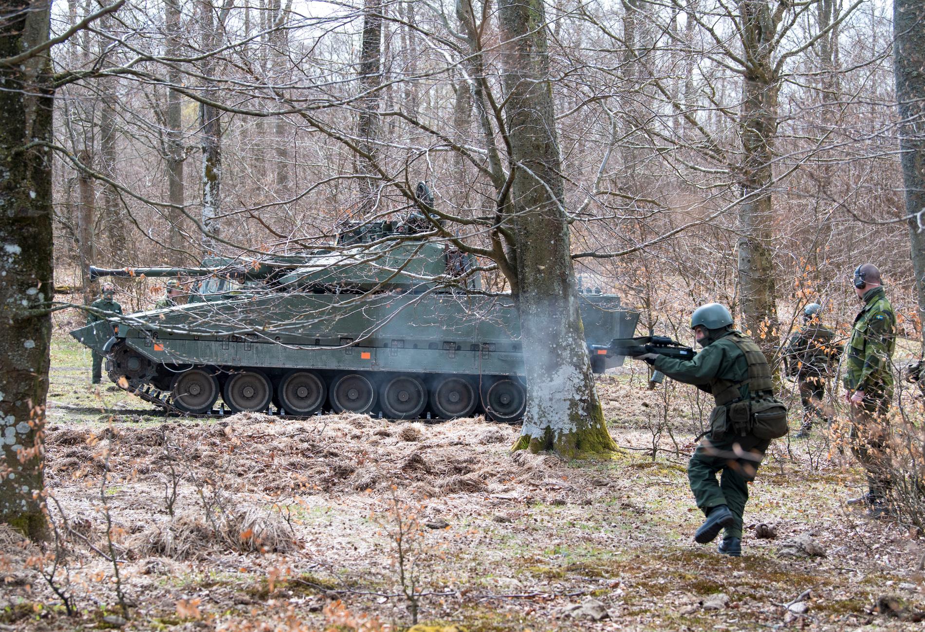Svenska instruktörer utbildar ukrainska soldater i att använda stridsfordon 90.