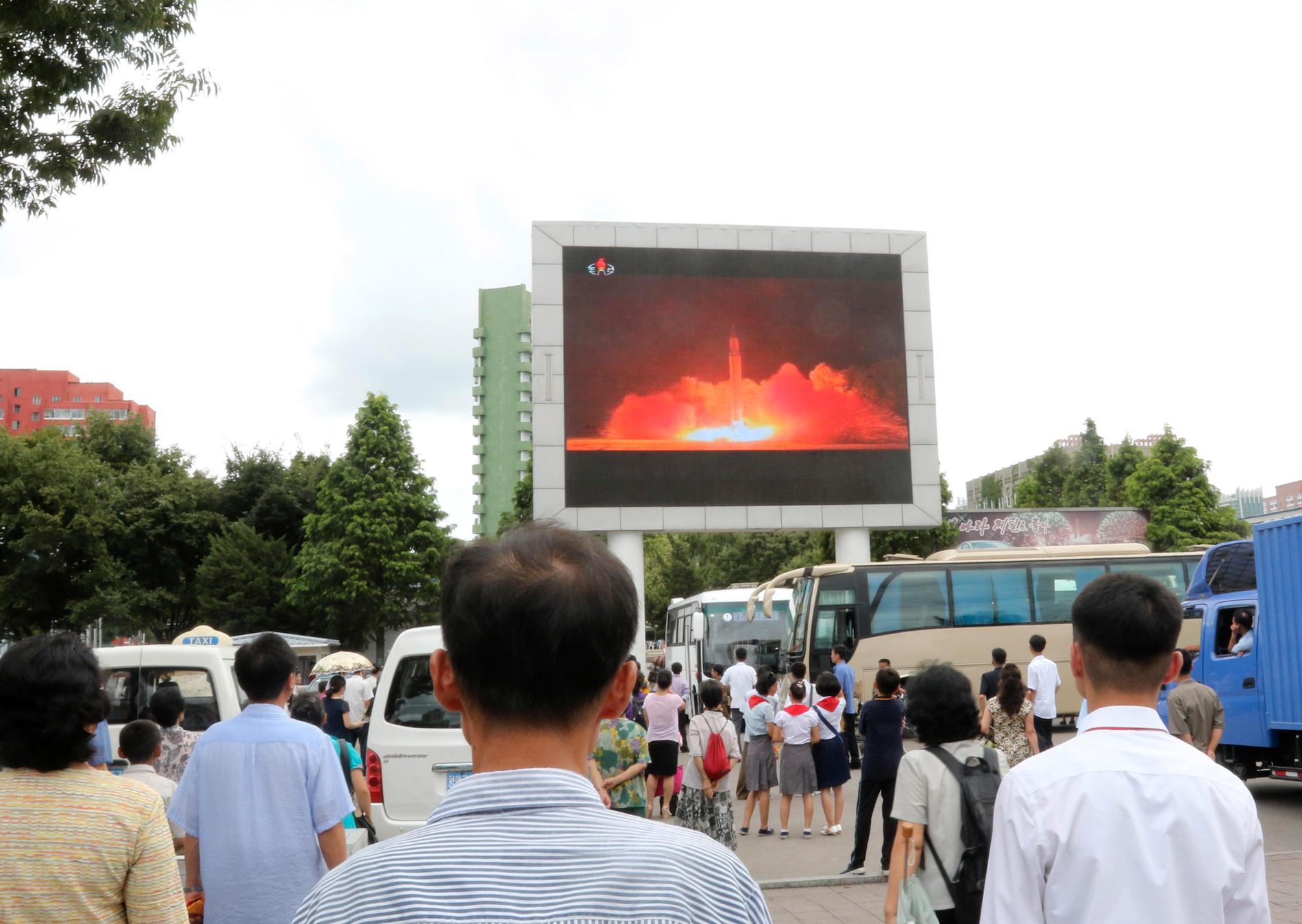 Invånare i Nordkoreas huvudstad Pyongyang bevittnar en av landets robottester på storbildsskärm. Uppskjutningen ägde rum i juli 2017.