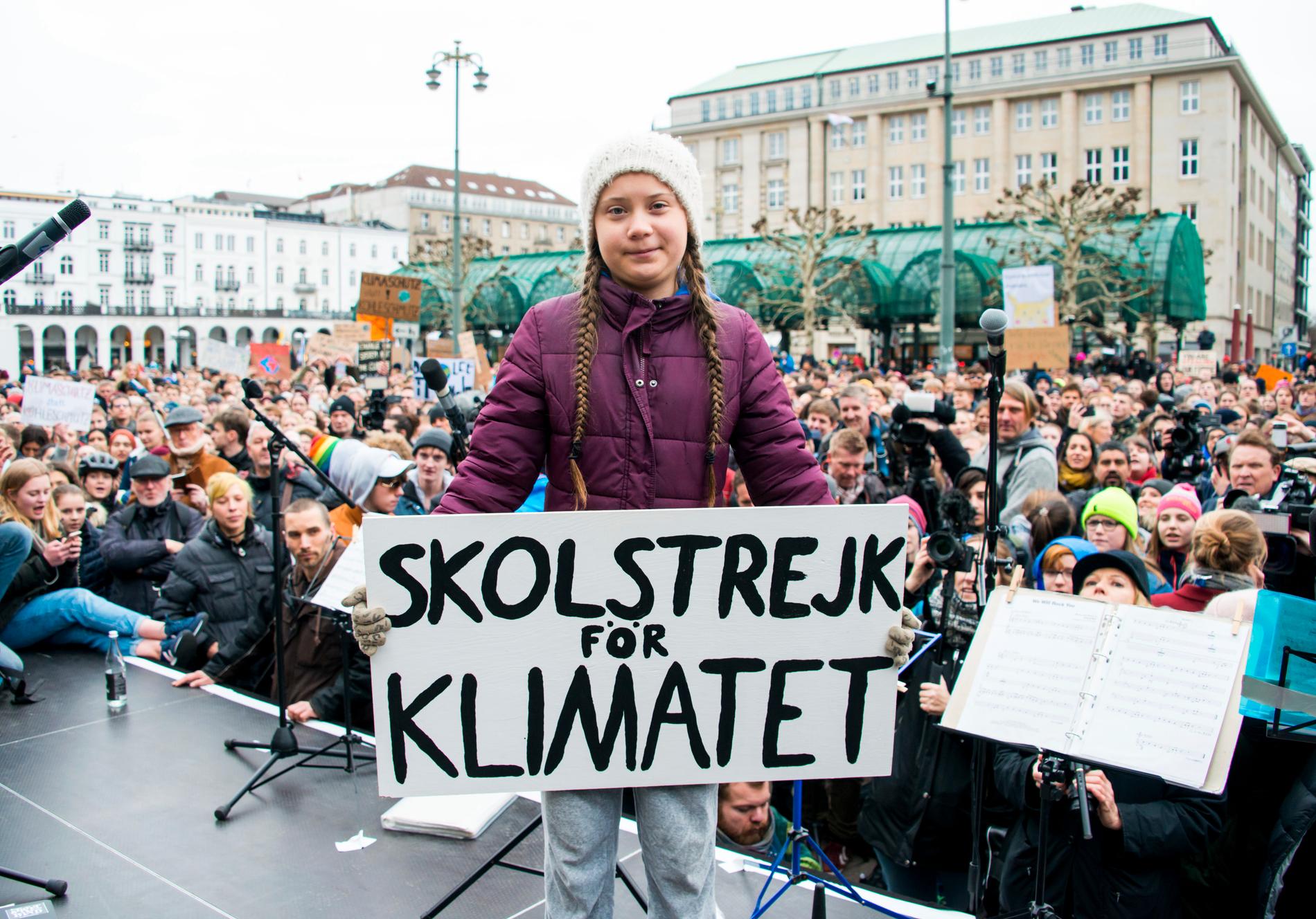 På fredag väntas klimatmanifestationer världen över, inspirerade av klimataktivisten Greta Thunberg. Här deltar hon vid en protest i Hamburg, Tyskland. Arkivbild.