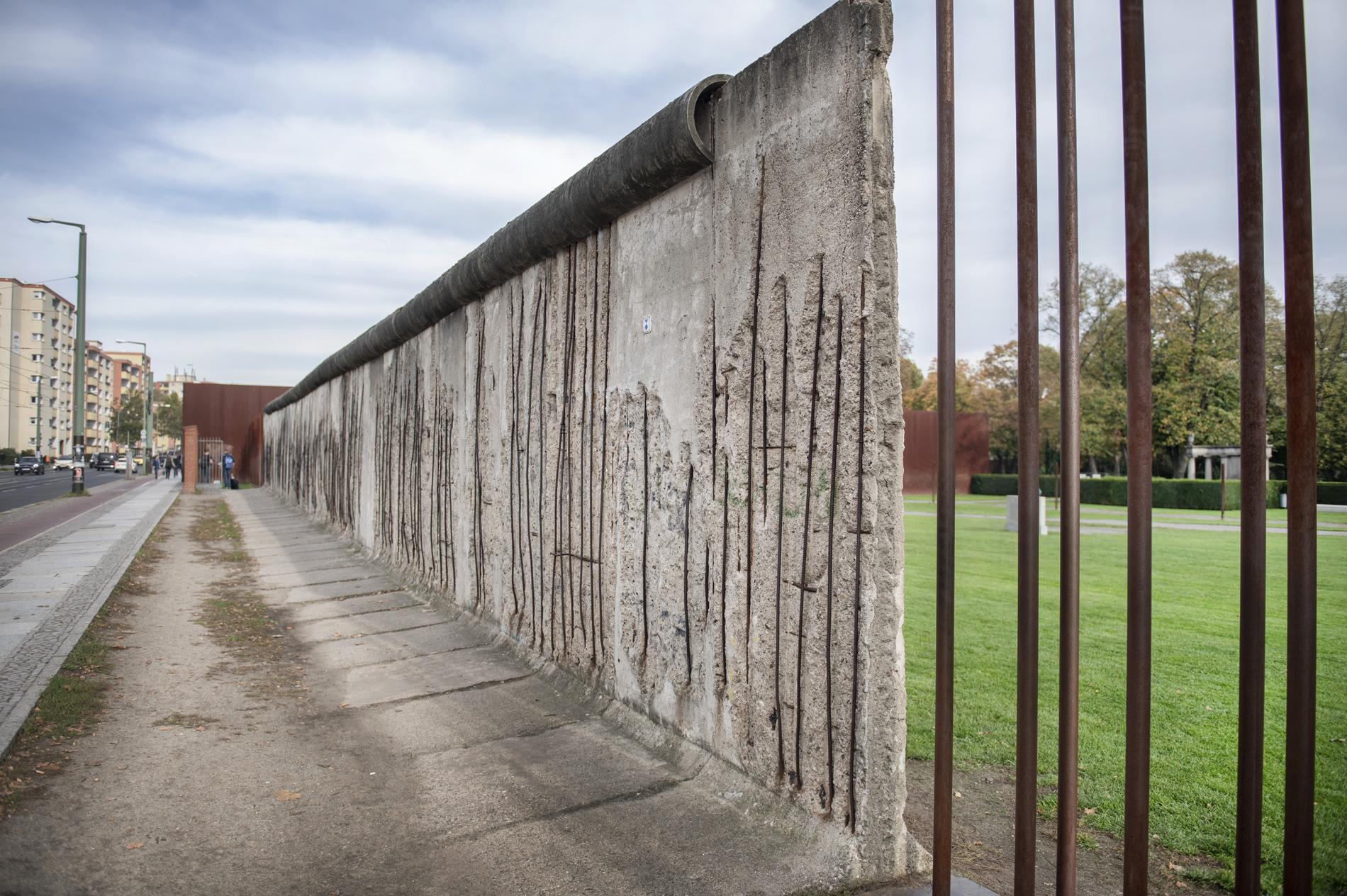 En del av Berlinmuren står kvar som minnesmärke.