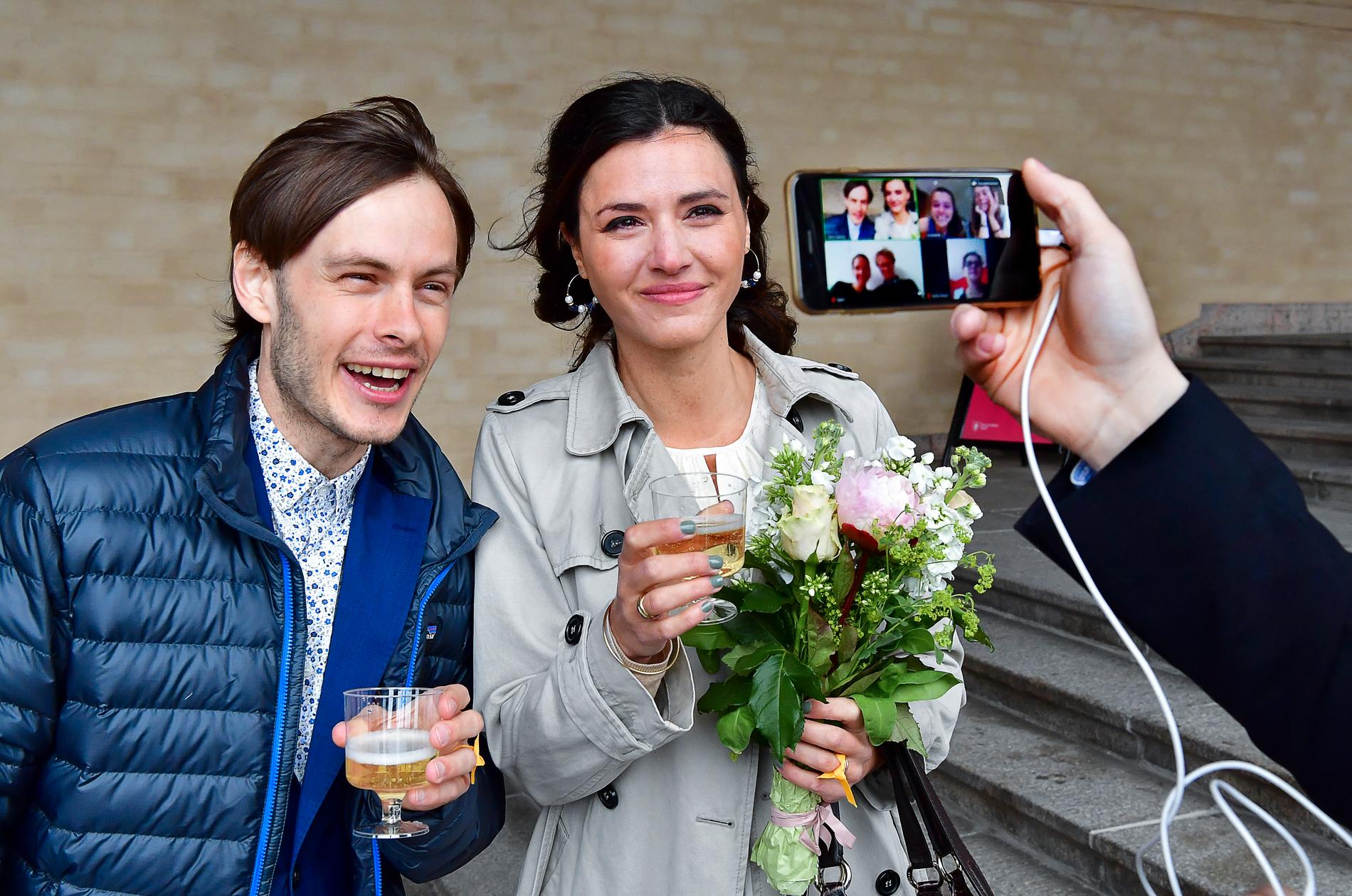 Niels Selling och Sarah Gondy gifte sig i Stockholm stadshus. På grund av coronakrisen kunde goda vänner följa hela vigselceremonin via en videosändning i mobiltelefonen.