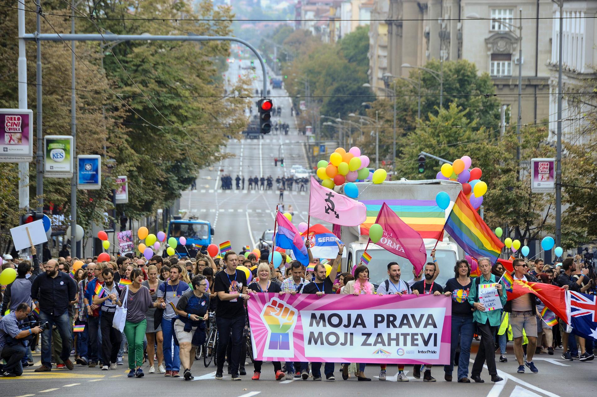 Bild från Belgrad Pride 2018. Goran Miletic står längst fram, och håller i banderollens vänstra hörn.