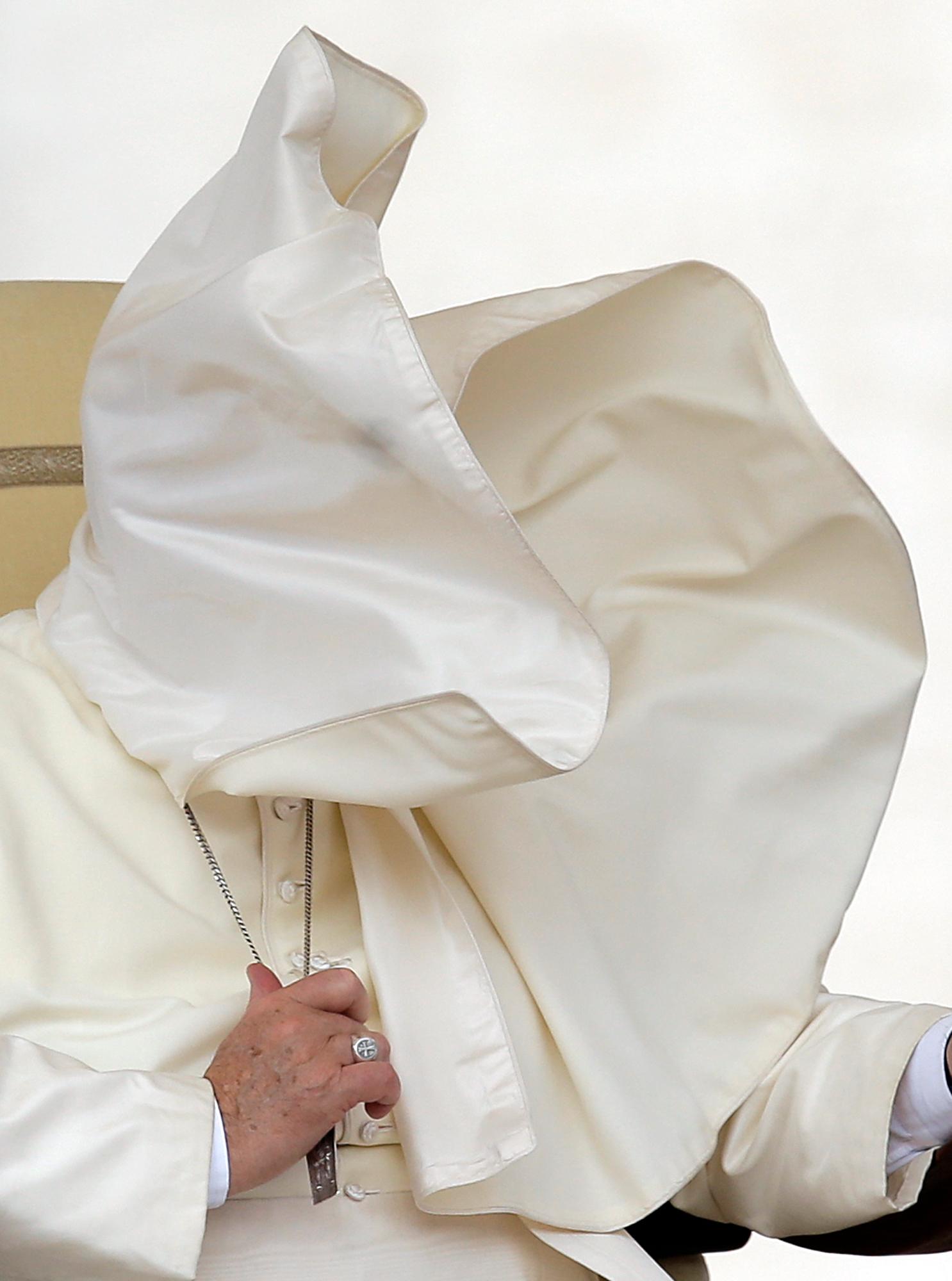 Blåsten ställde till den för påven Franciskus när han skulle tala på Petersplatsen i Vatikanen.