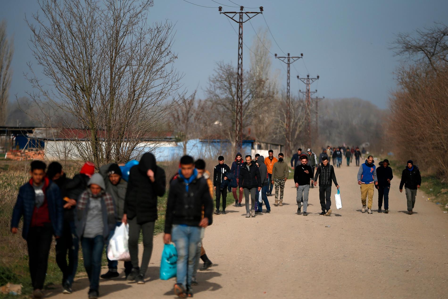 Migranter och flyktingar i turkiska Edirne, nära gränsen mot Grekland, på måndagen.