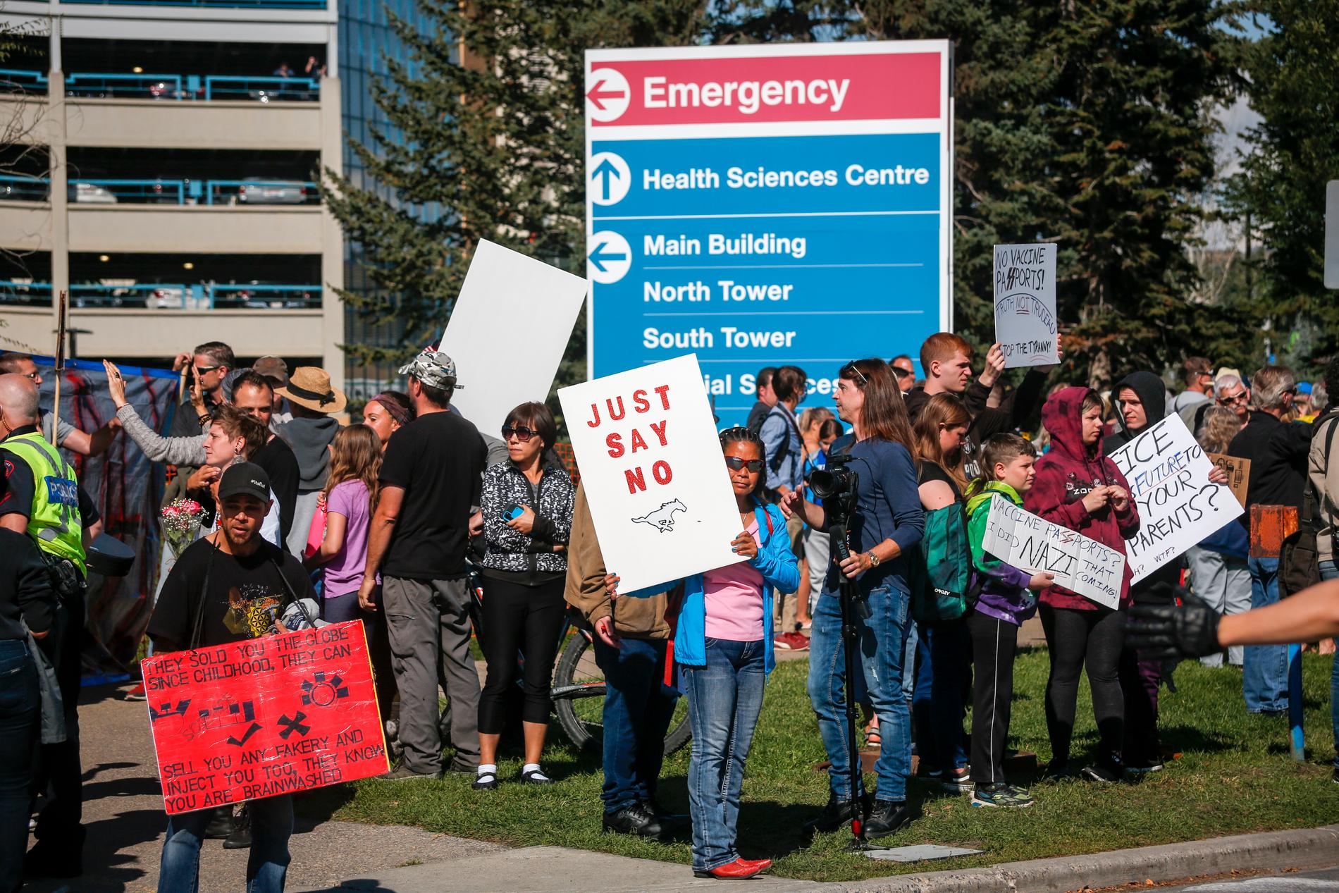 Folk protesterar mot vaccin och coronarestriktioner utanför ett sjukhus i  provinsen Alberta i Kanada.