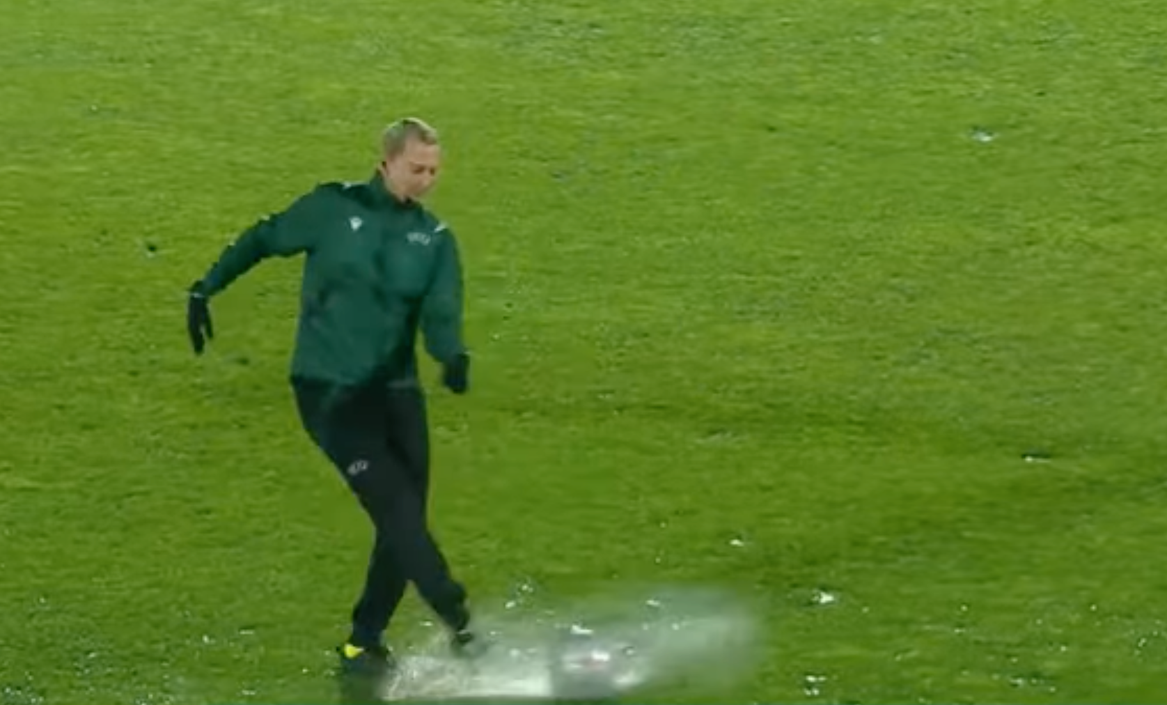 Svenska domaren Tess Olofsson testar att sparka bollen under Romas Champions League-match. 