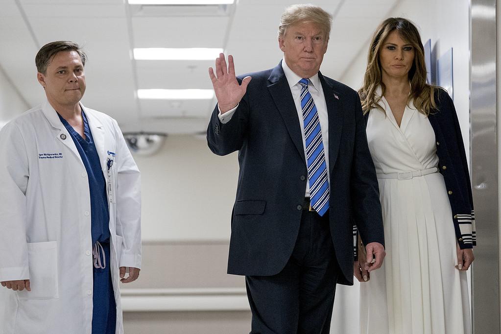 USA:s president Donald Trump och Melania Trump besökte sjukvårdspersonal efter skolskjutningen på Marjory Stoneman Douglas.