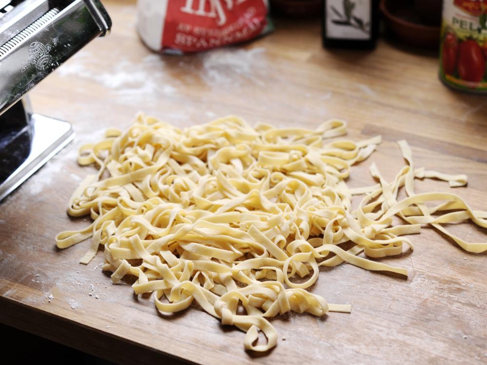 Lägg pastan på en stor mjölad bricka. 