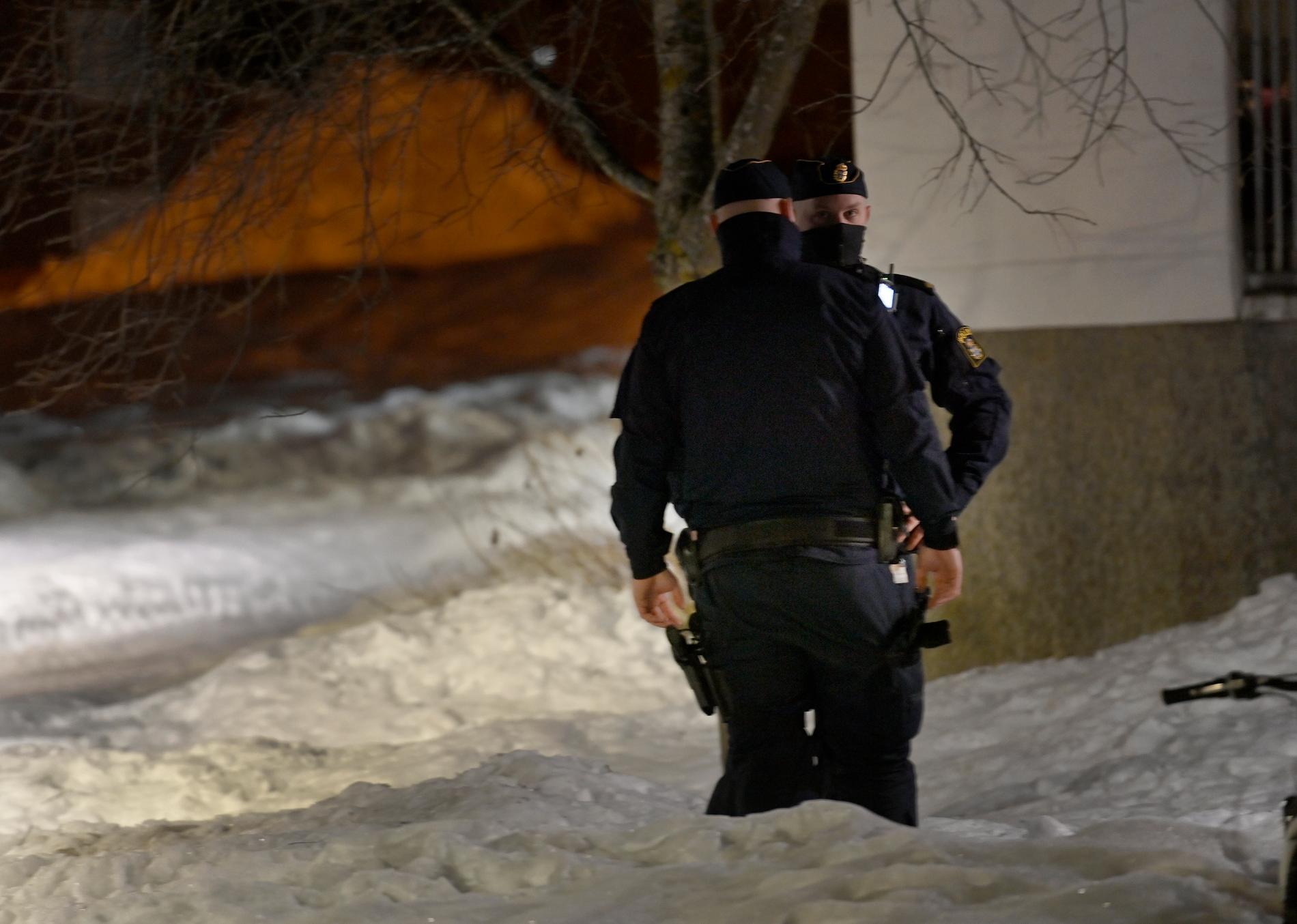 Poliser vid plats i Sundsvall. 