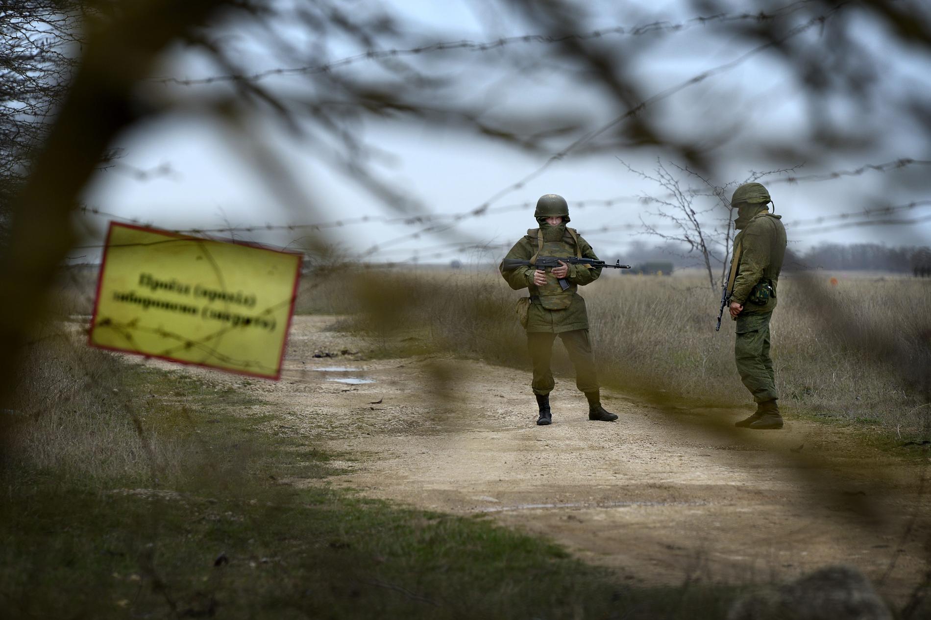 Ryska soldater utanför en ukrainsk flygbas på Krimhalvön i mars 2014.