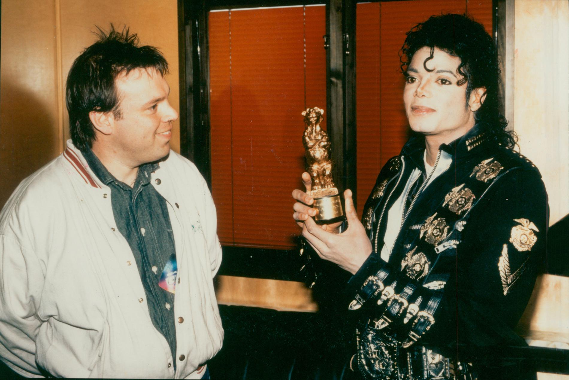 Michael Jackson blev årets utländska artist 1987. Här får han en nalle av Aftonbladets journalist Magnus Janson. Det är Janson till vänster. 
