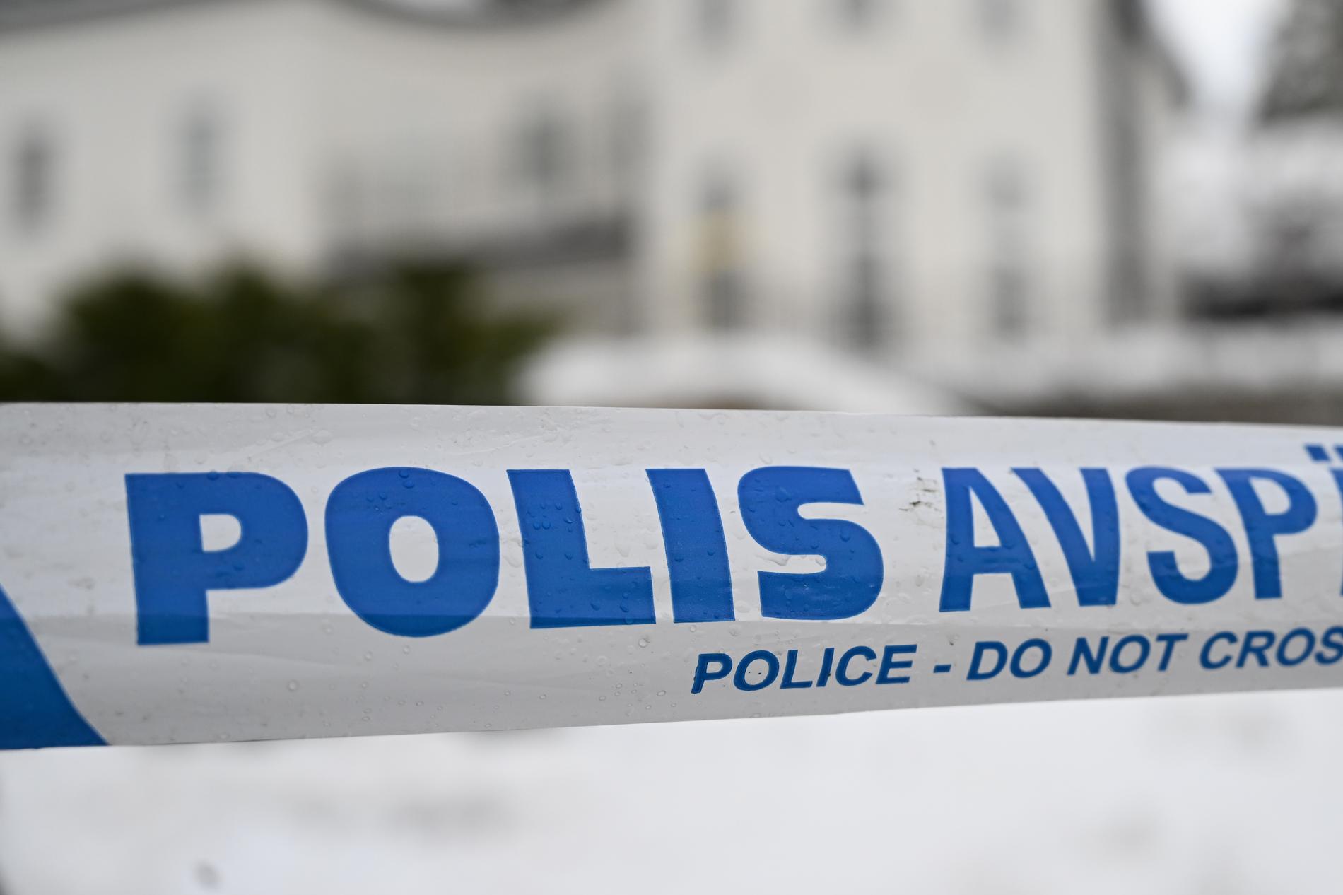 Polisens avspärrning framför mannens hus utanför Stockholm i samband med att han greps vid en gryningsräd i november i fjol. Arkivbild.