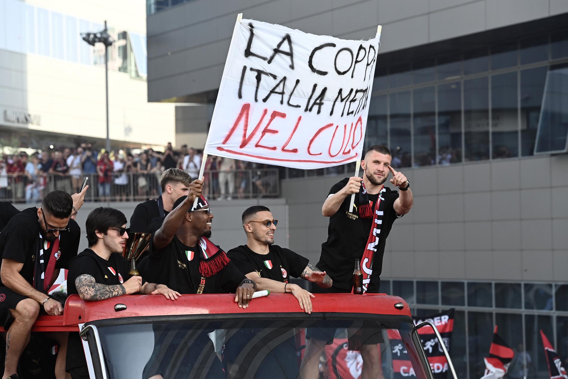 Banderollen som Milan-spelarna höll upp.