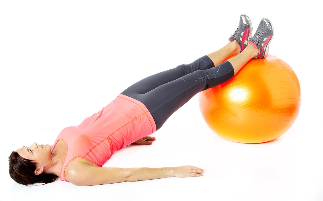 3 Höftlyft Så gör du: Ligg på rygg med fötterna vilande på en balansboll. Spänn bålen och lyft höfterna och ryggen från golvet.