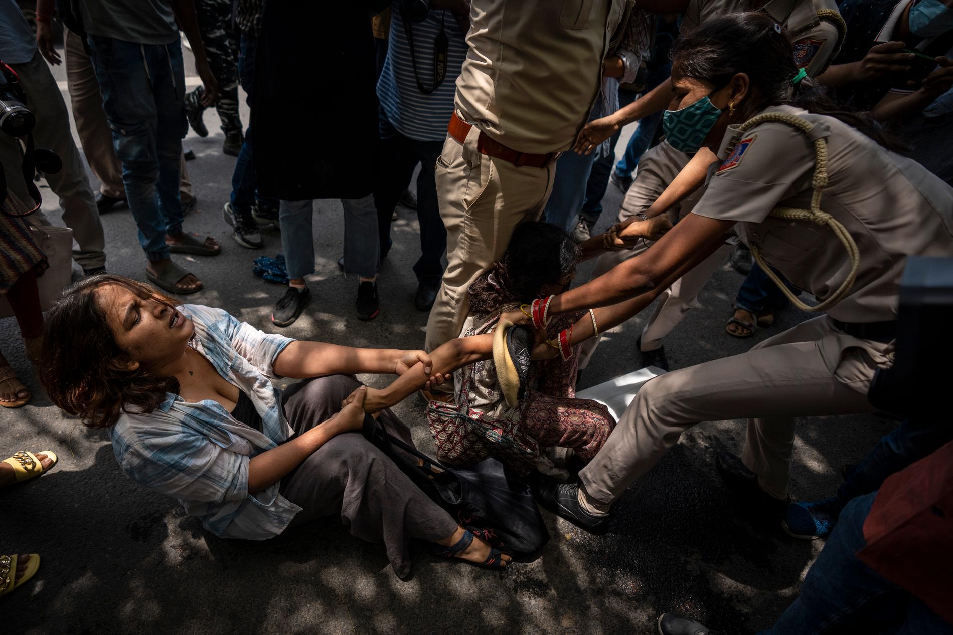 Poliser försöker stoppa aktivister och studenter i New Delhi.