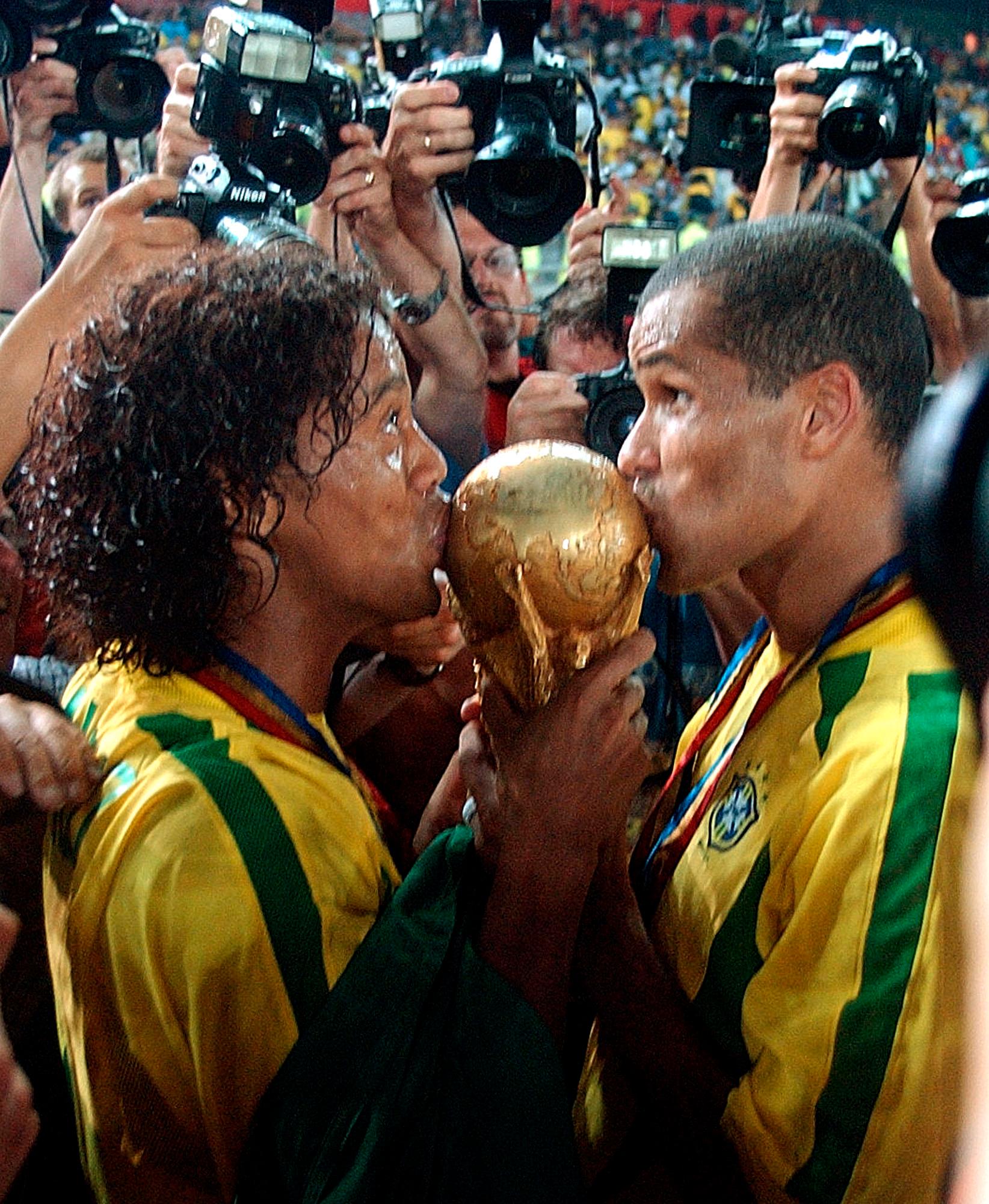 Ronaldinho och Rivaldo kysser VM-pokalen 2002.